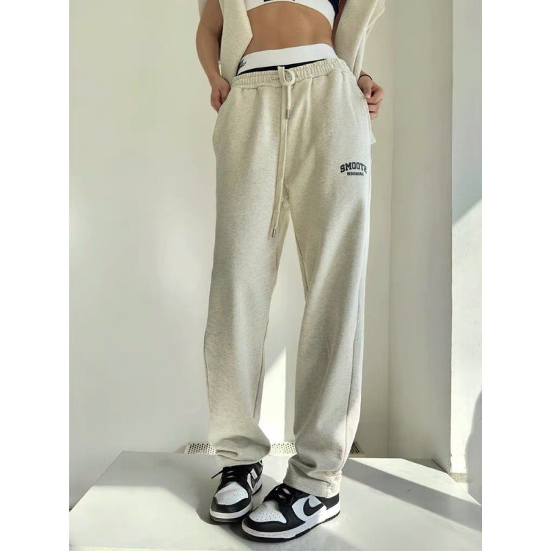 Kvinne sett med kort sweatshirt og komfortable joggebukser Skjora
