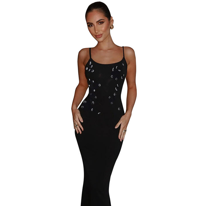 Dame figurnær maxi kjole med stilige spaghetti stropper design og elegant glitter aksent Skjora