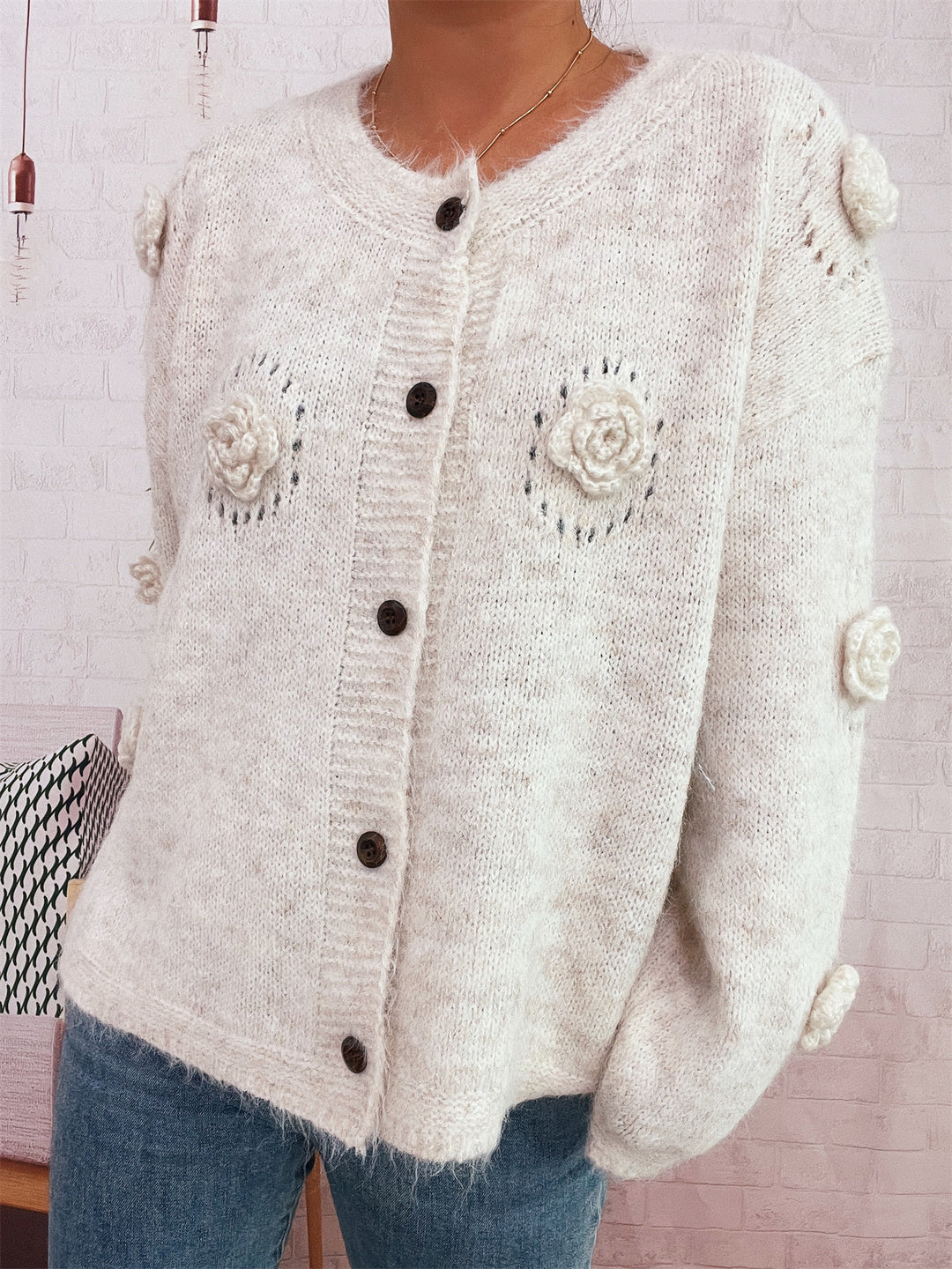 Kvinnenes koselige cardigan med blomsterapplikasjoner og knappelukking Skjora