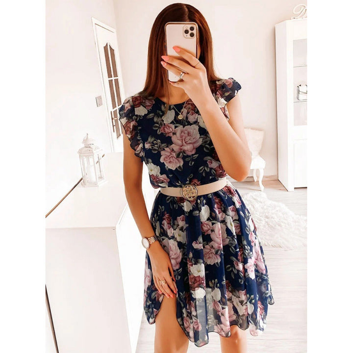 Dame sommerkjole med blomstertrykk, volangdetaljer og belte i midjen Skjora