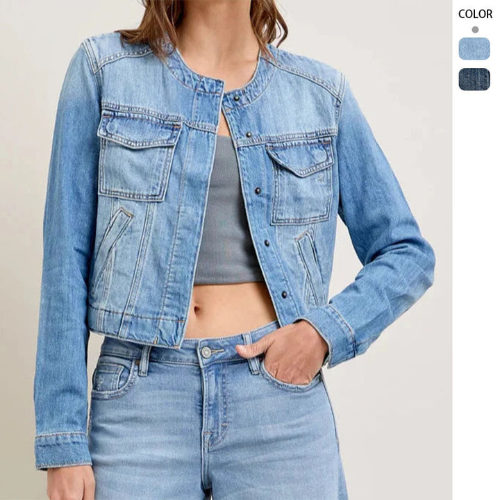 Kvinne denimjakke i en avslappet kort modell med praktiske lommer og knappdetaljer Skjora