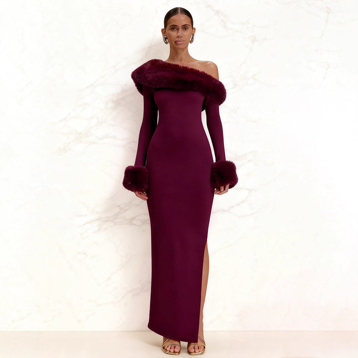 Dame langermet maxikjole med off-shoulder-look og elegante pelsdetaljer