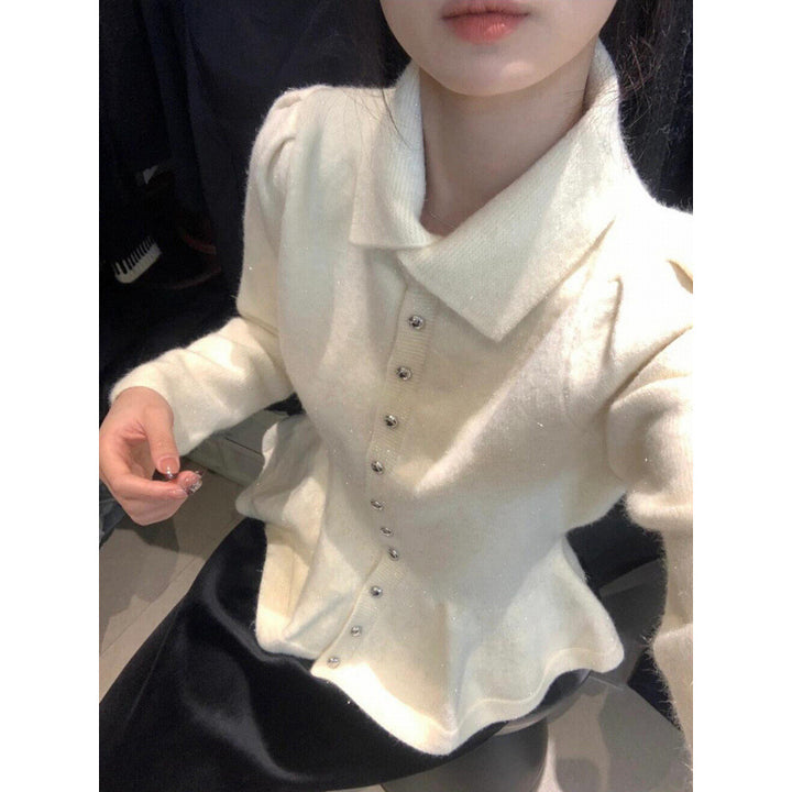Kvinnelig peplum topp laget av myk strikk med elegante knapper Skjora