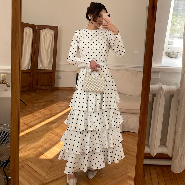 Kvinne maxi kjole med volangdetaljer og trendy prikkete design
