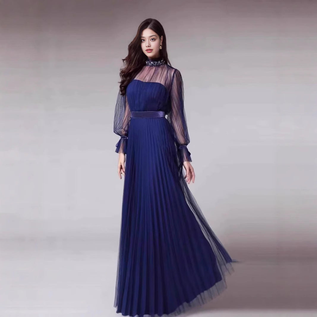Kvinnens elegante maxikjole med glitrende chiffon og lekne volangdetaljer Skjora
