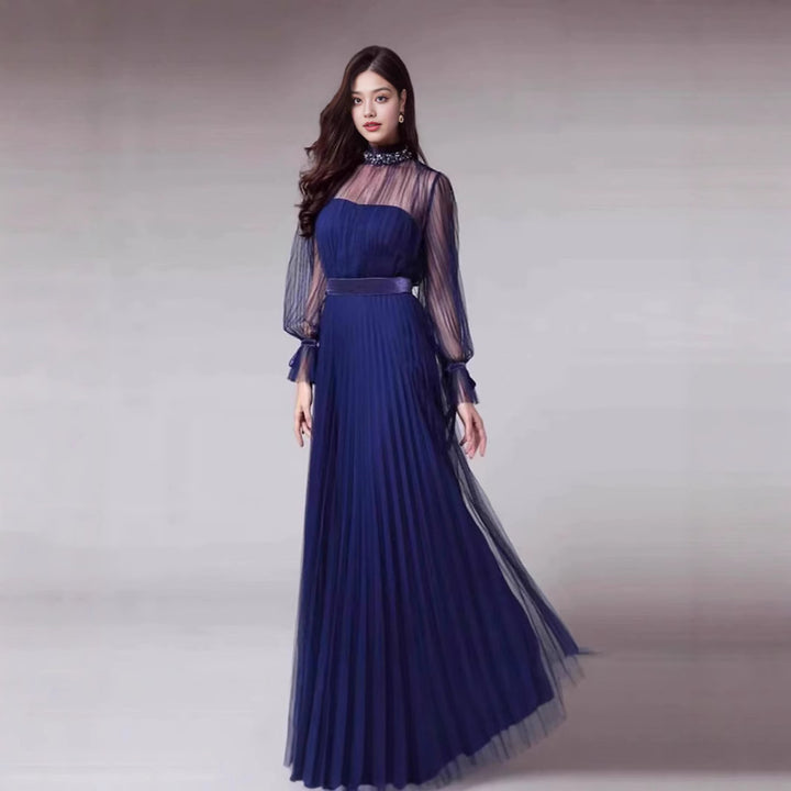 Kvinnens elegante maxikjole med glitrende chiffon og lekne volangdetaljer Skjora