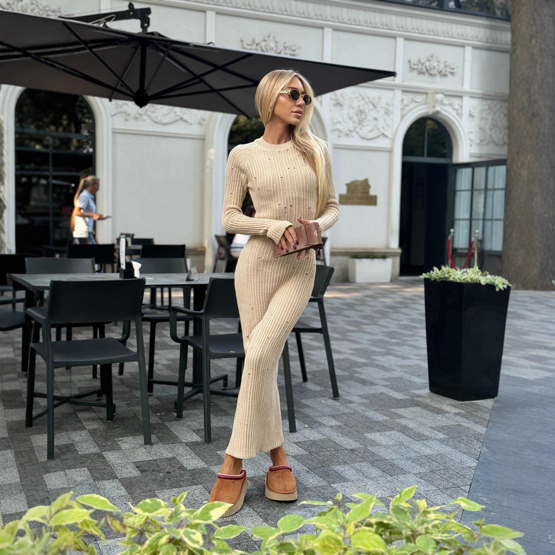Kvinne strikket maxi kjole med elegante ribbestruktur og lange ermer Skjora
