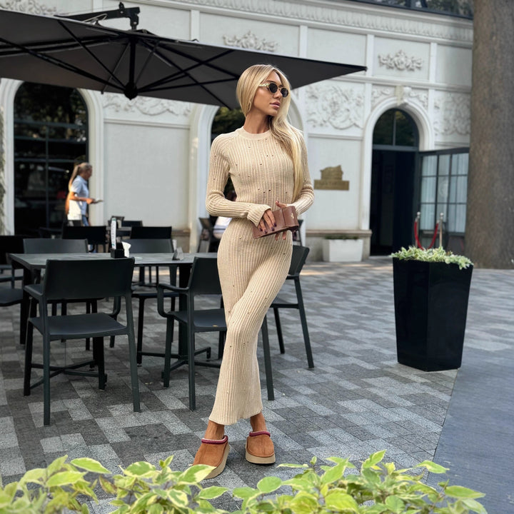 Kvinne strikket maxi kjole med elegante ribbestruktur og lange ermer Skjora