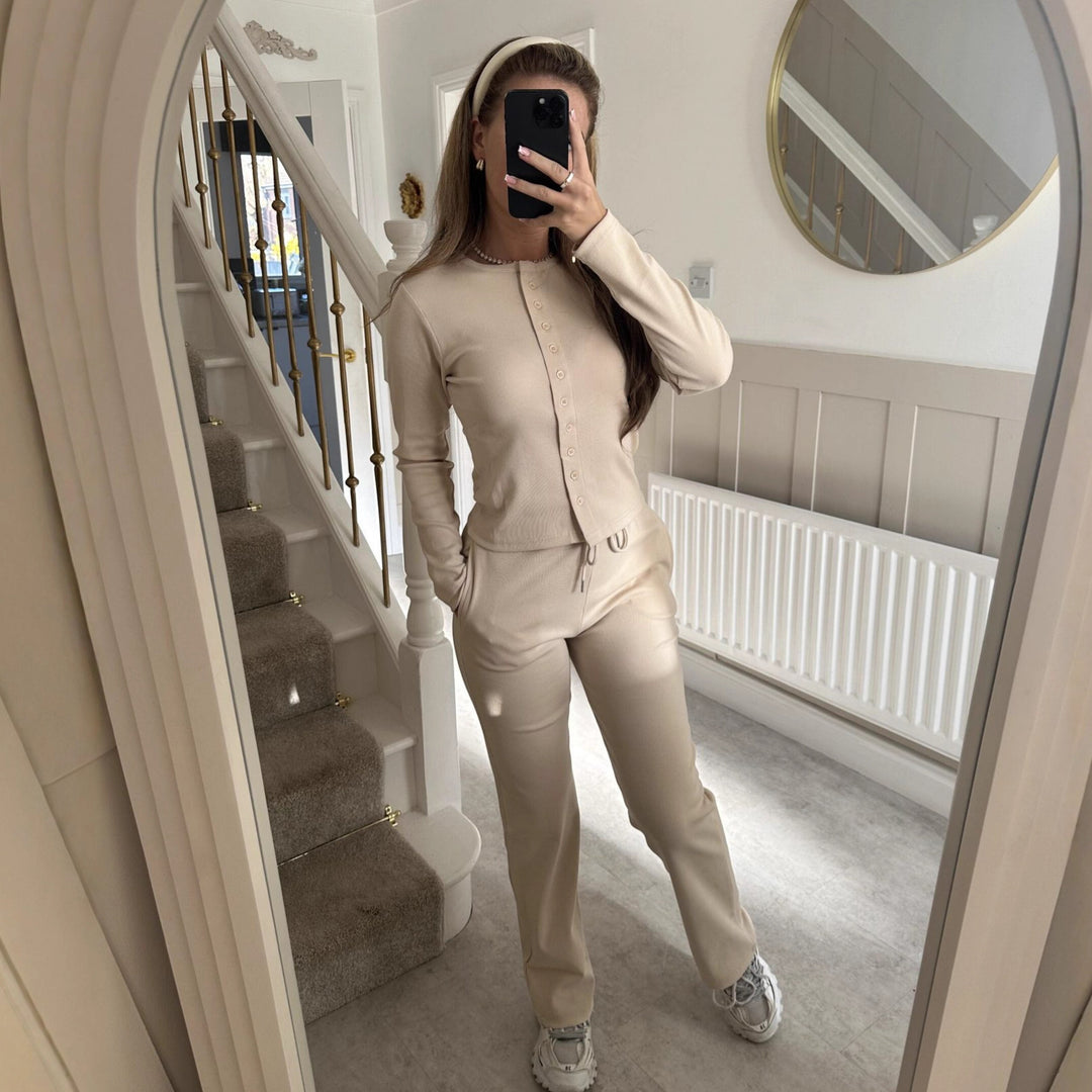 Kvinnens koselige strikkedress med knappdetaljer og elegant design Skjora