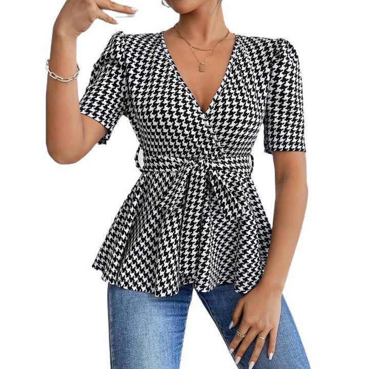 Dame wrap-bluse med avslappet snitt og moderne hønsefot mønster Skjora