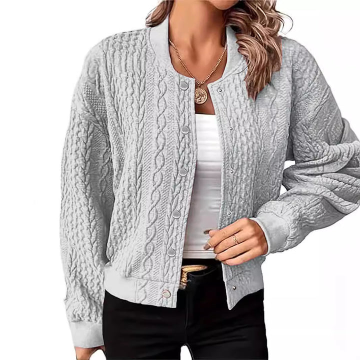 Dame cardigan i moderne kabelmønster med trykknapplukking Skjora
