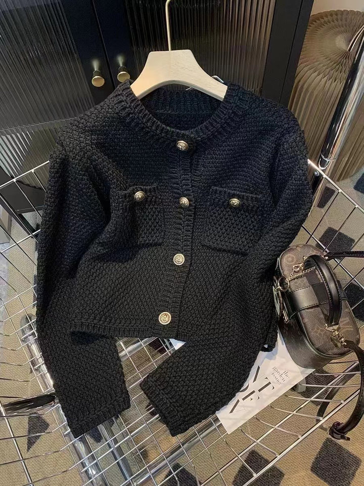 Dame cardigan med dekorative knapper og teksturert design Skjora