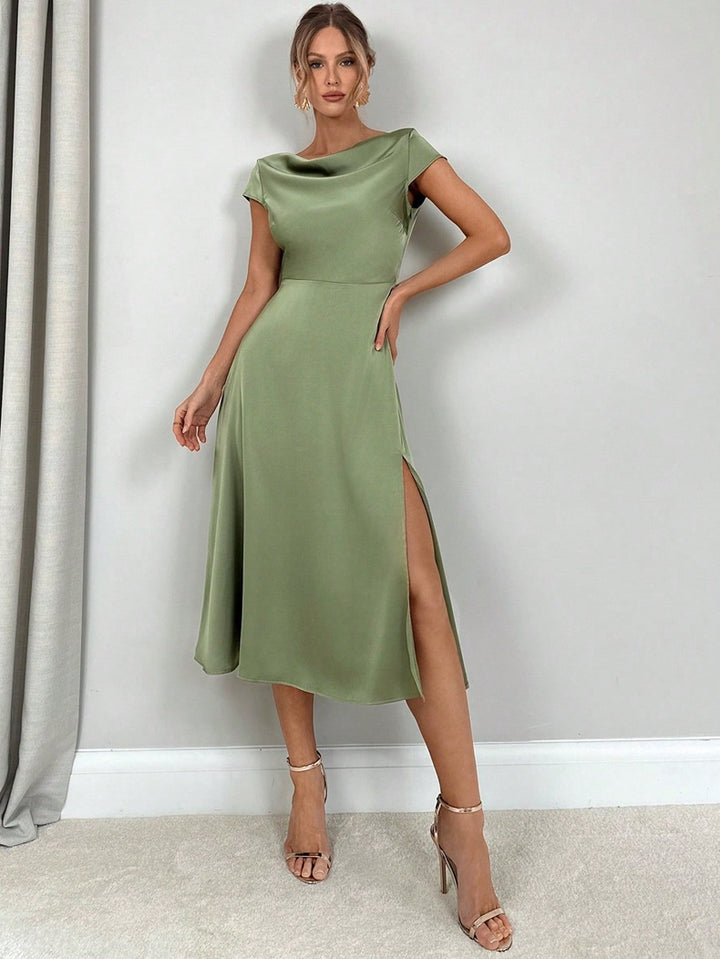 Dame midi-kjole med elegante sidesplitter og flytende satinfinish Skjora
