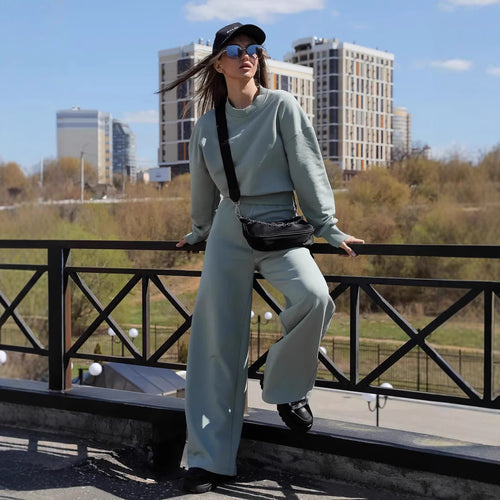 Kvinners sett med oversized hettegenser og vide treningbukser Skjora