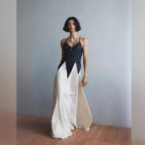 Kvinne Elegant Kveldsdrakt med Feminin Snitt og Edel Stoffkombinasjon