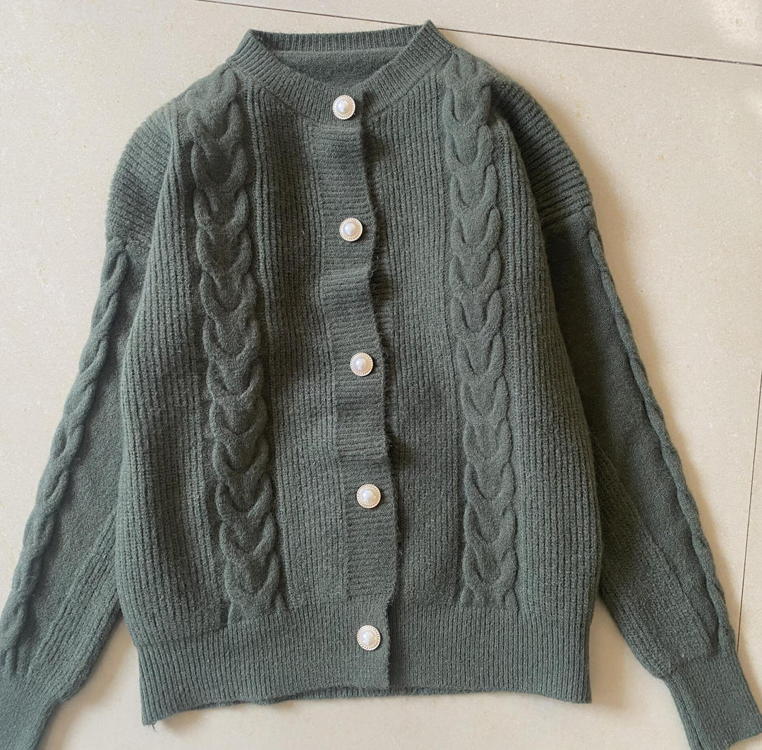 Kvinne Cozy Knit Kåpe med Perleknappdetaljer og Kabelstrikketekstur Skjora