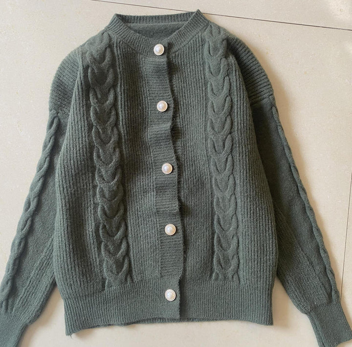 Kvinne Cozy Knit Kåpe med Perleknappdetaljer og Kabelstrikketekstur Skjora