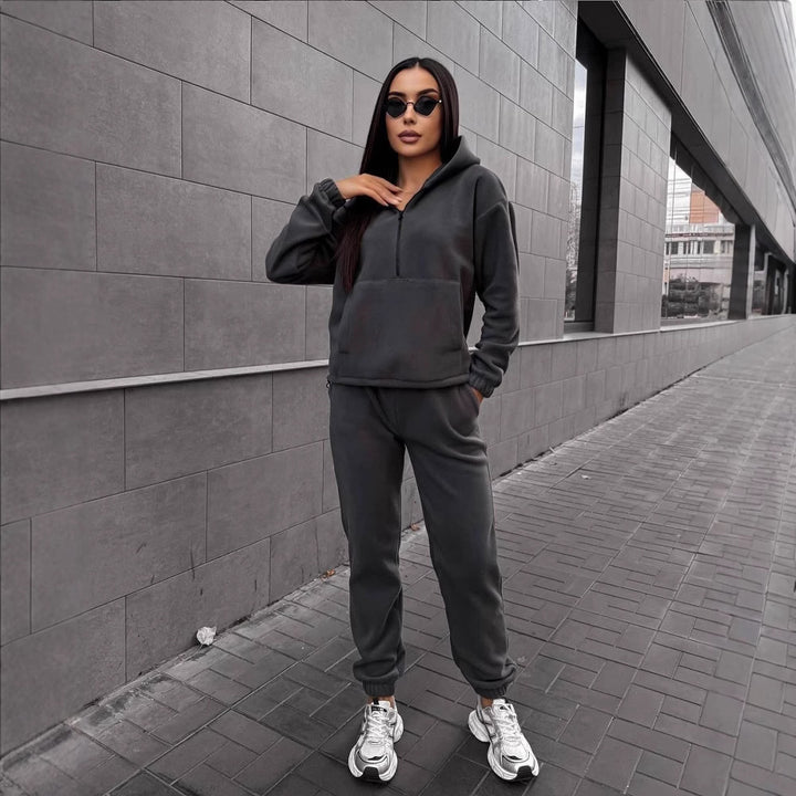 Kvinnens sporty hettegenser og joggebukse sett Skjora