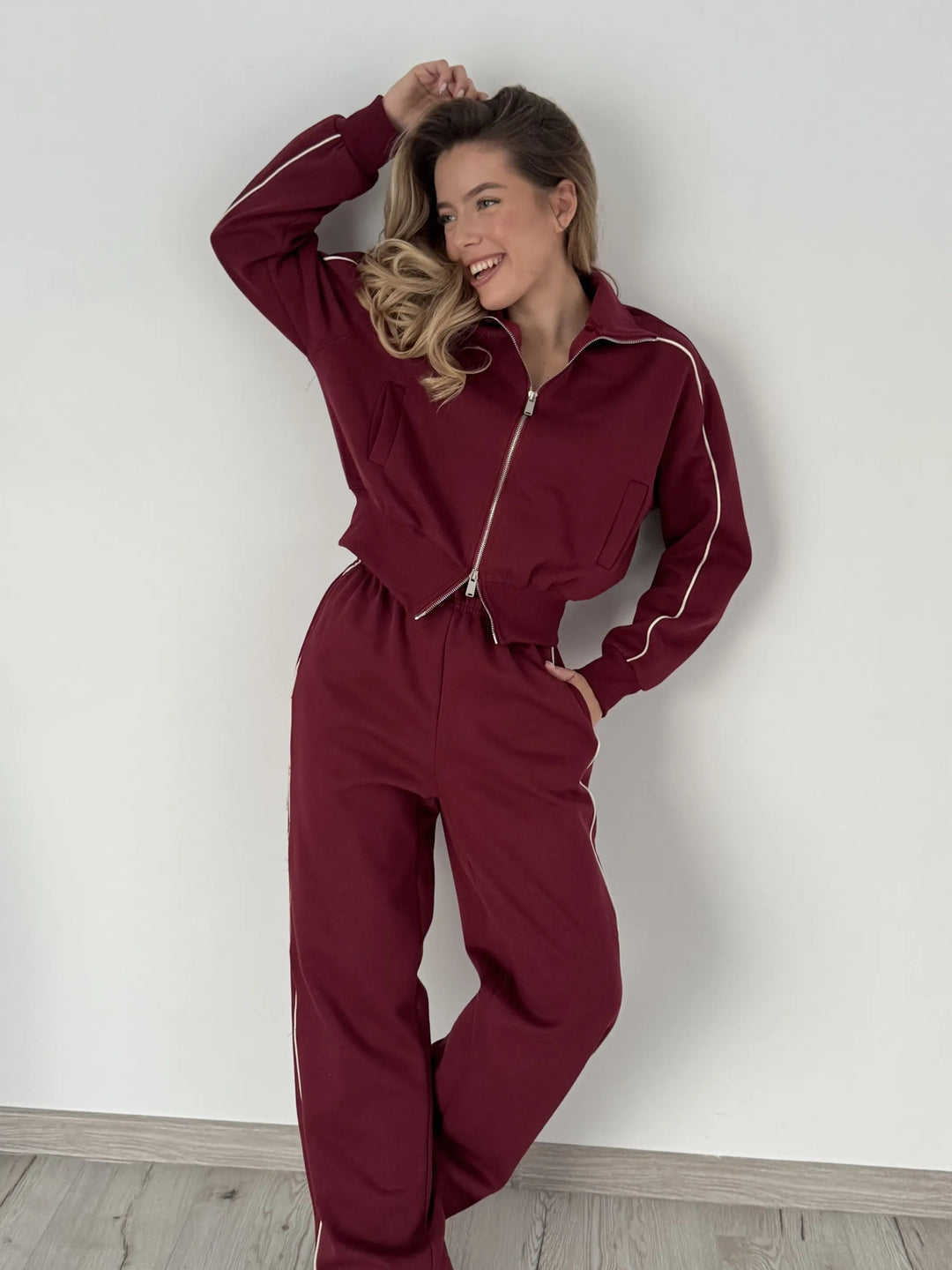 Kvinnelig sporty sett med trendy glidelås og slim fit Skjora