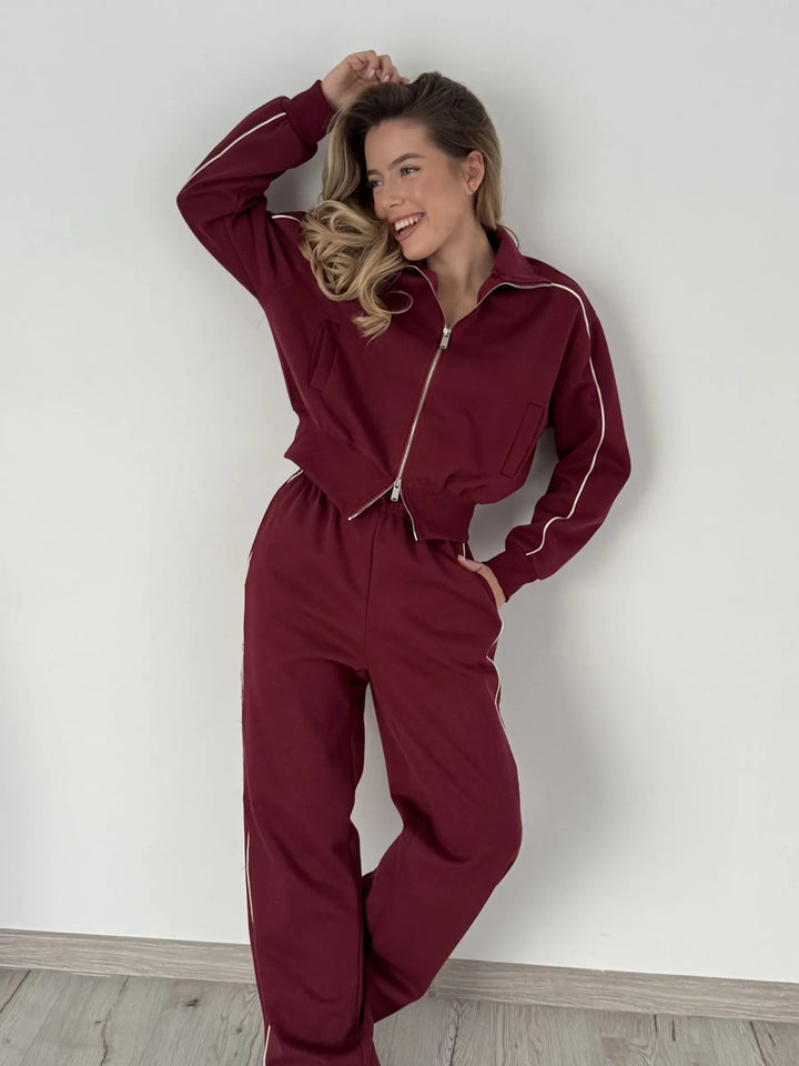 Kvinnelig sporty sett med trendy glidelås og slim fit Skjora