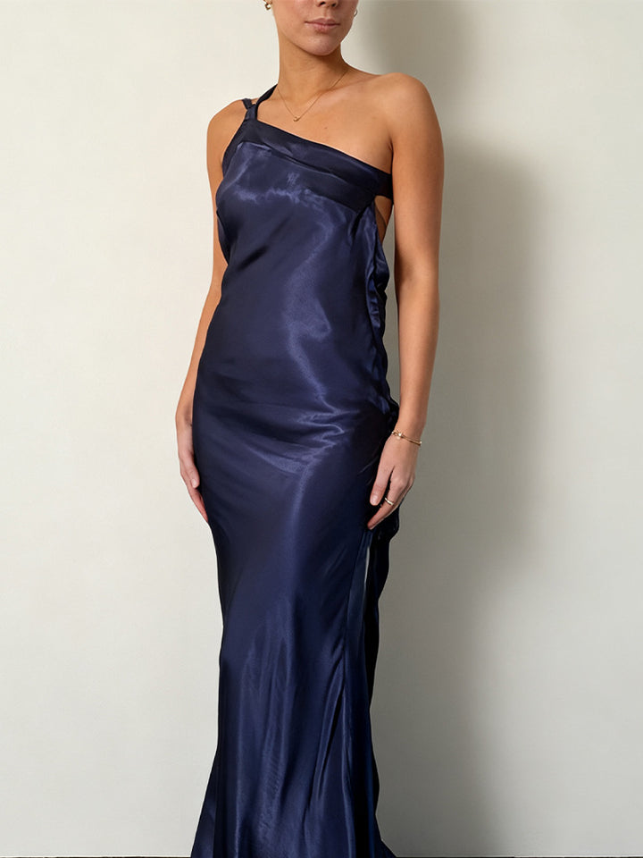Dame elegant maxi kjole med asymmetrisk halterdesign og skimrende sateng Skjora