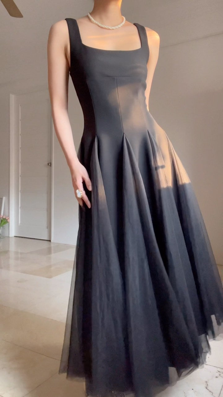 Damekvelds kjole med stilfull A-linje og elegant chiffon overlay Skjora