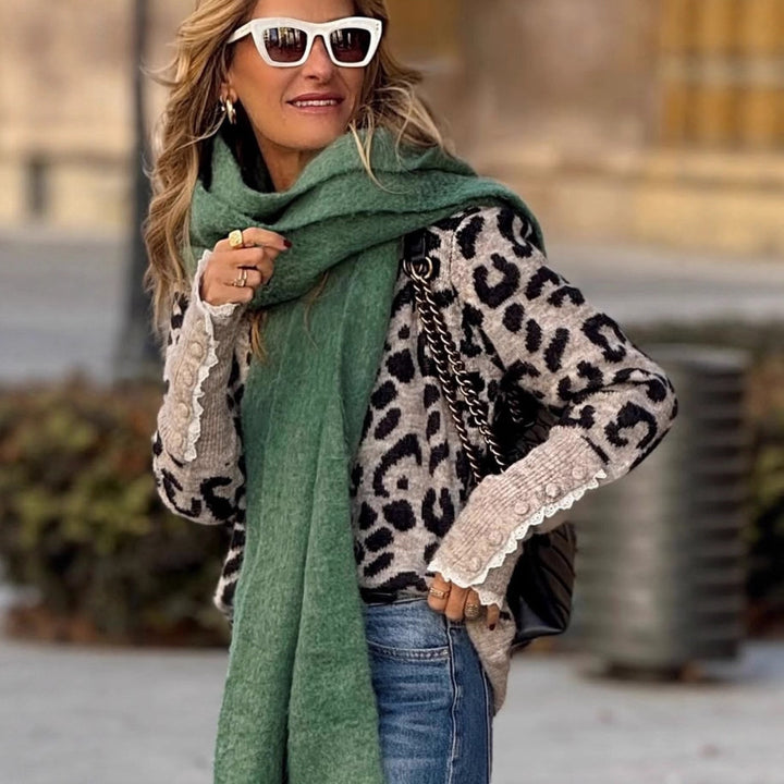 Damer strikkegenser med elegant leopardmønster og volangdetaljer Skjora