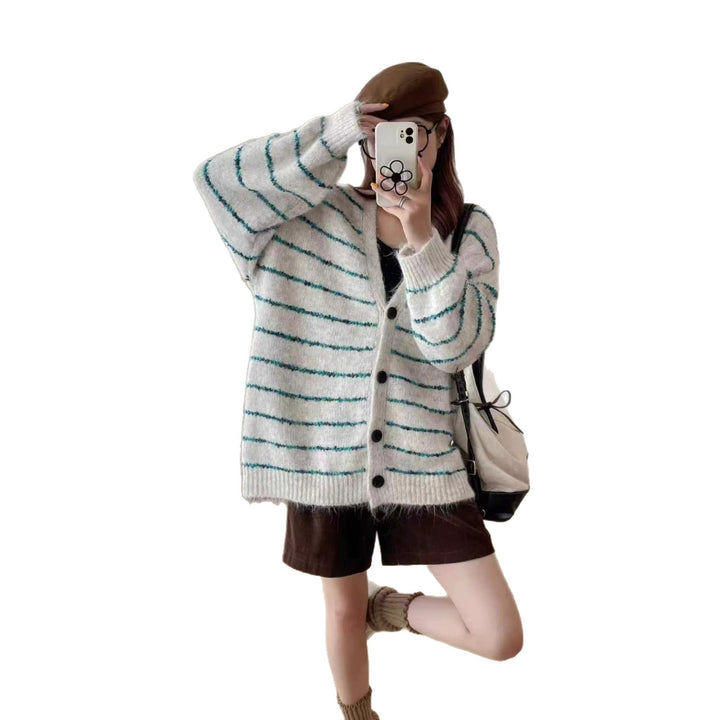 Kvinnens chunky strikket cardigan med fargede striper og moderne snitt Skjora