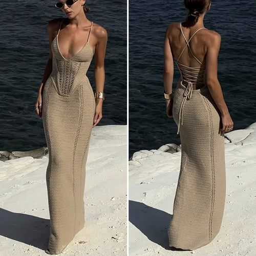 Damen Häkel-Maxikleid mit tiefem V-Ausschnitt und figurbetontem Schnitt Skjora