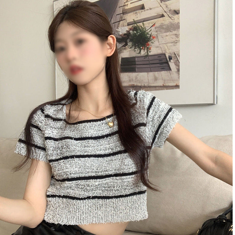 Kvinne cropped topp med moderne strippedesign og avslappet snitt