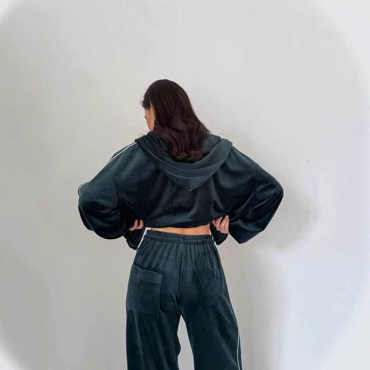 Kvinneluxus velour loungewear-sett med cropped topp og bred passform Skjora
