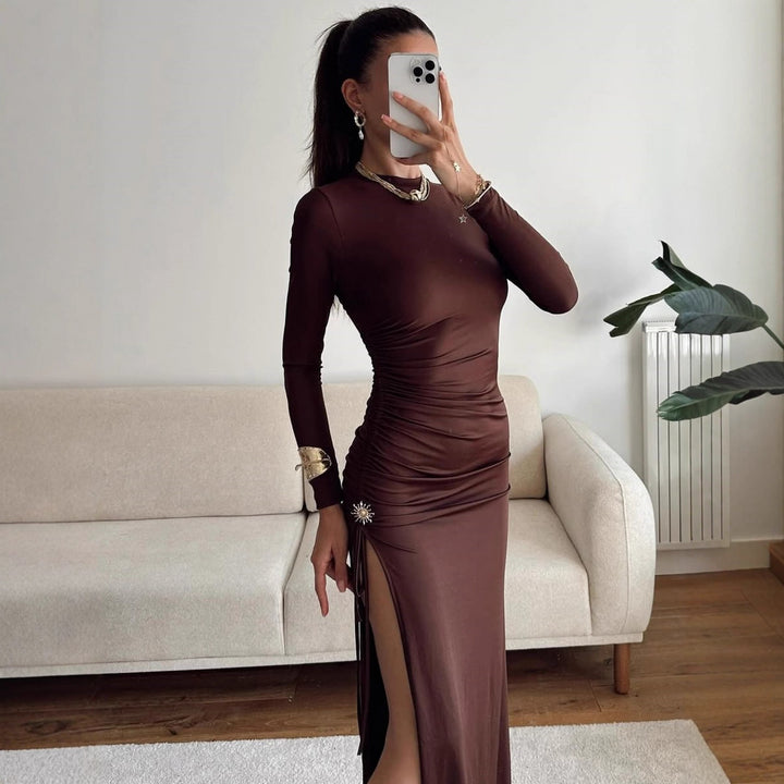 Dame elegant, figurnært kjole med rynker og høyt splitt Skjora