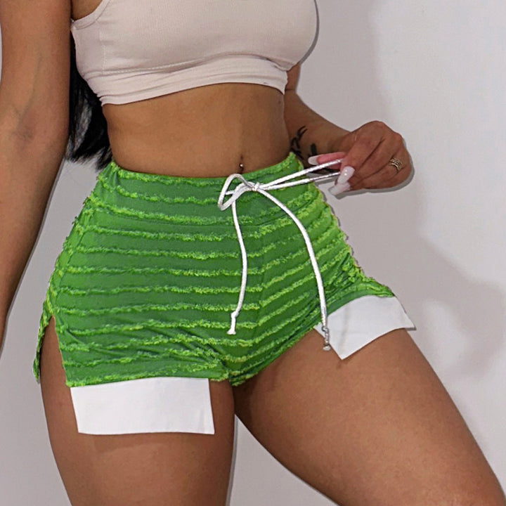 Kvinnenes moteshorts med innovativ snitt og trendy kontrastaksenter