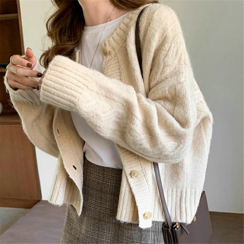 Kvinne Cozy Strikket Kåpe med Fin Tekstur og Knappe Detaljer Skjora
