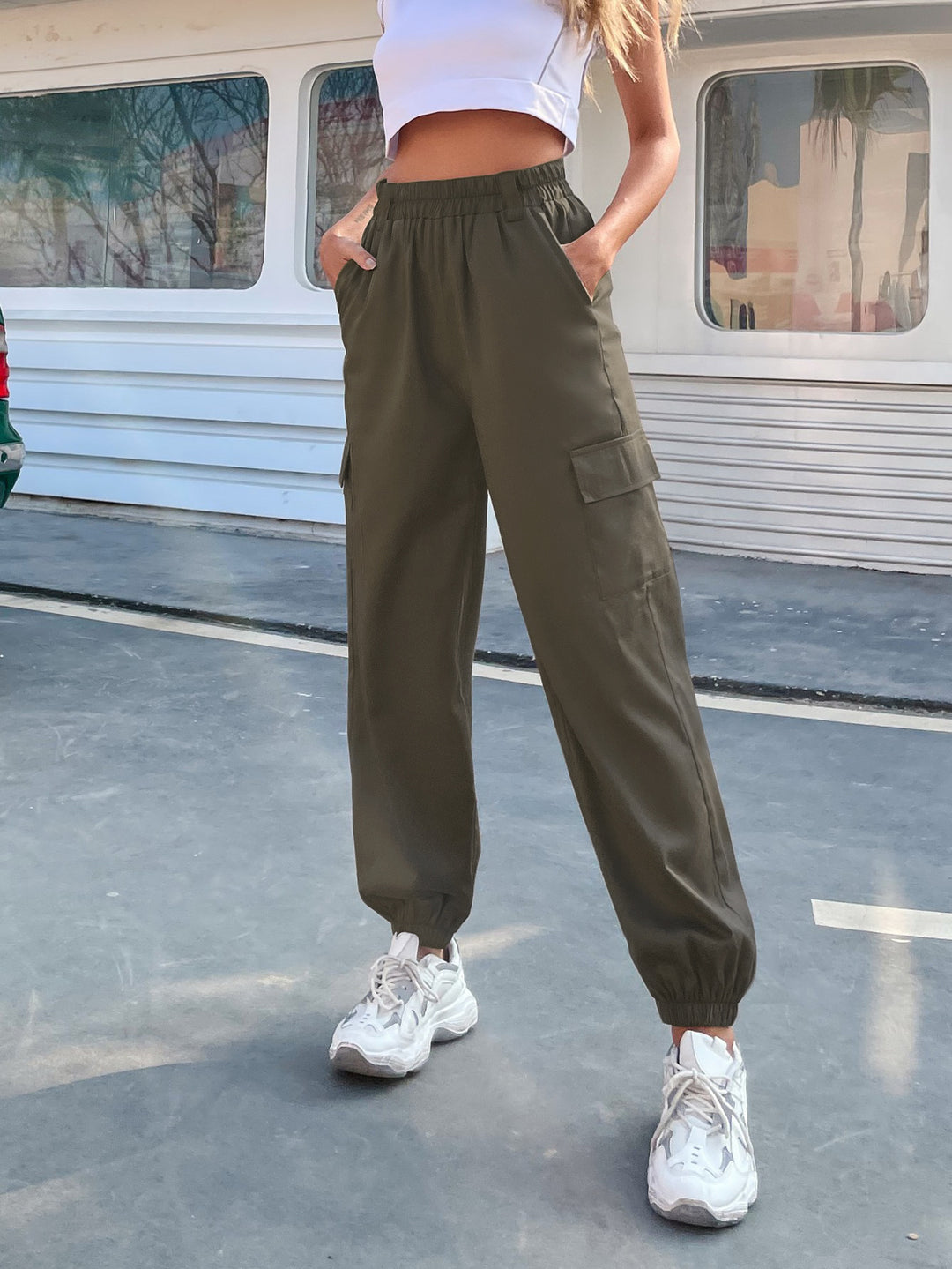 Kvinnelige elegante cargo-bukser med elastisk midjebånd og praktiske sidelommer Skjora