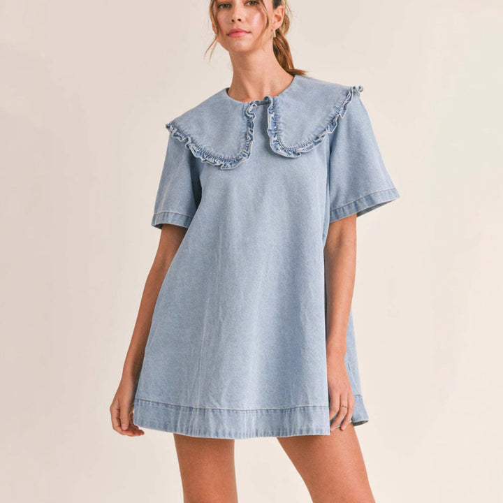 Kvinne denimkjole med elegant rynket kragefinish Skjora