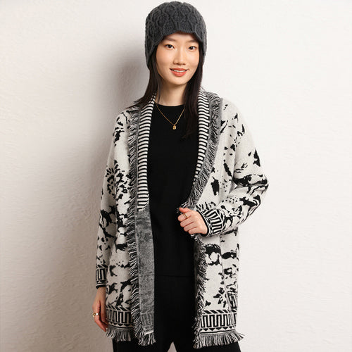 Kvinnenes komfortable cardigan med grafisk mønster og frynse detaljer Skjora