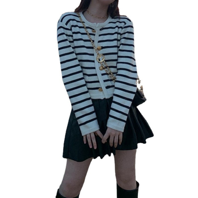 Kvinnelig cardigan med elegante knapper og stripemønster Skjora