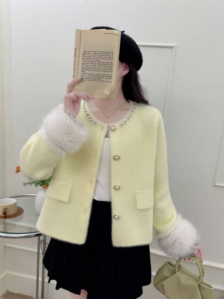 Damer elegant cardigan med perledekorasjon og fluffy ermer Skjora