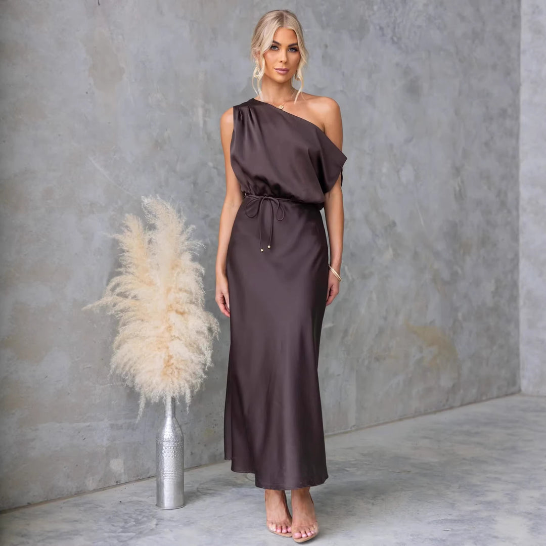 Dames Maxi Kjole med Av-Skulder Design og Elastisk Livband Skjora