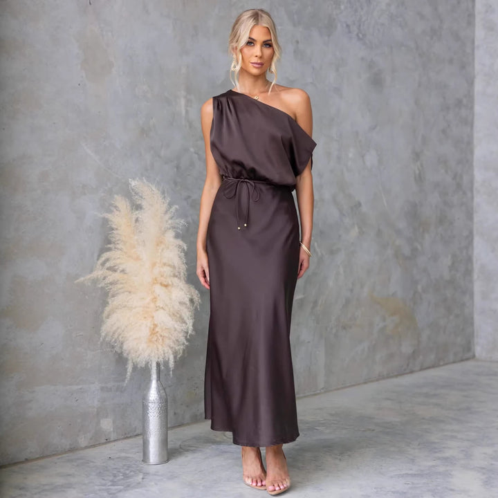 Dames Maxi Kjole med Av-Skulder Design og Elastisk Livband Skjora