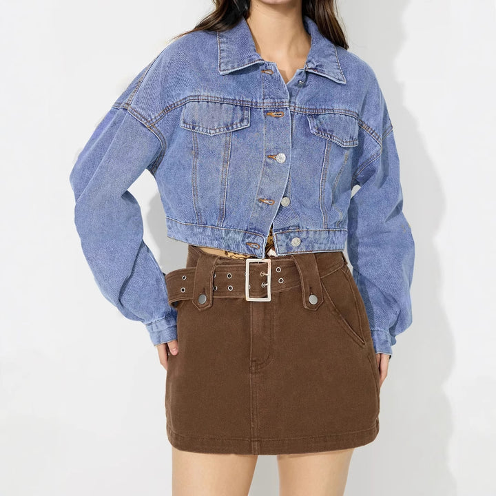 Kvinne cropped denimjakke med voluminøse ermer og trendy knappedetaljer Skjora