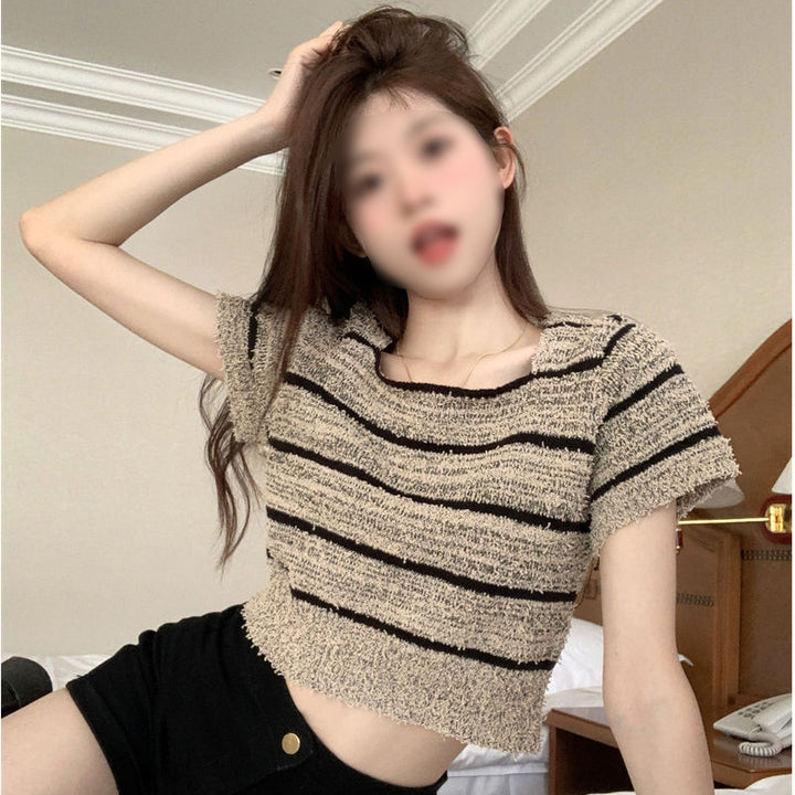 Kvinne cropped topp med moderne strippedesign og avslappet snitt