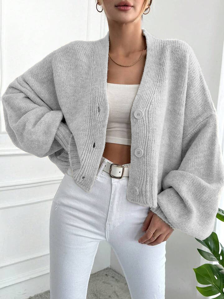 Kvinnens avslappede chunky strikk cardigan med knapplukking og voluminøse ermer Skjora