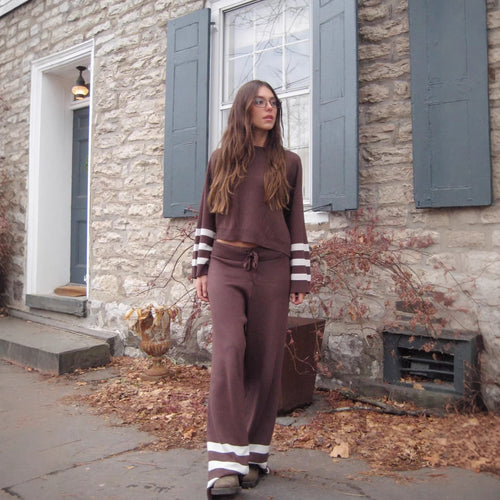 Kvinnenes komfortable strikkedress i en avslappet design med bredt midjebånd og kontraststriper Skjora