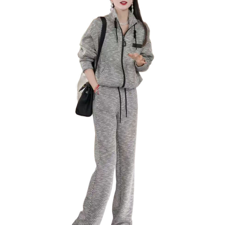 Women's comfy leisure set with practical zip and high collar Skjora