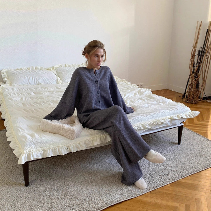 Dame avslappende strikket loungewear-sett med knappestolpe og løs passform Skjora