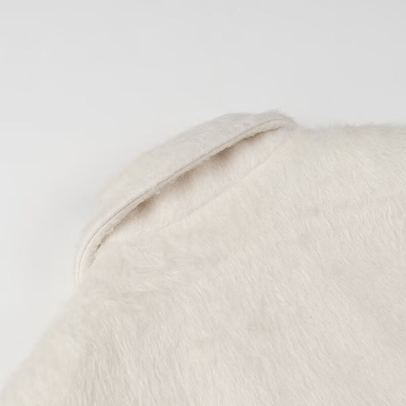 Kvinners fluffy blazerjakke med knappdetaljer og elegante lommer Skjora