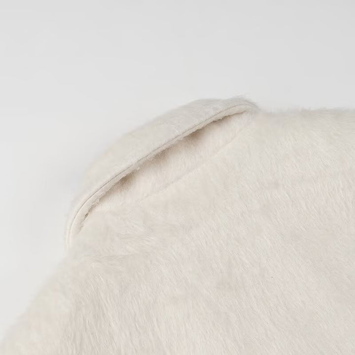 Kvinners fluffy blazerjakke med knappdetaljer og elegante lommer Skjora