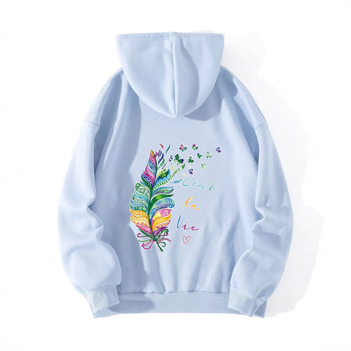 Dame avslappet hettegenser med fargerikt fjærdesign og inspirerende tekst Skjora